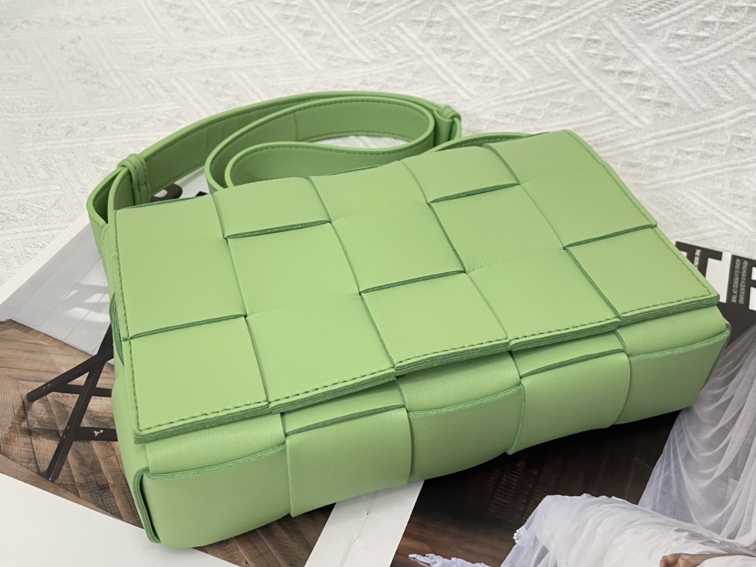 Cassette Intreccio Leather Cross-body Bag Apple Green